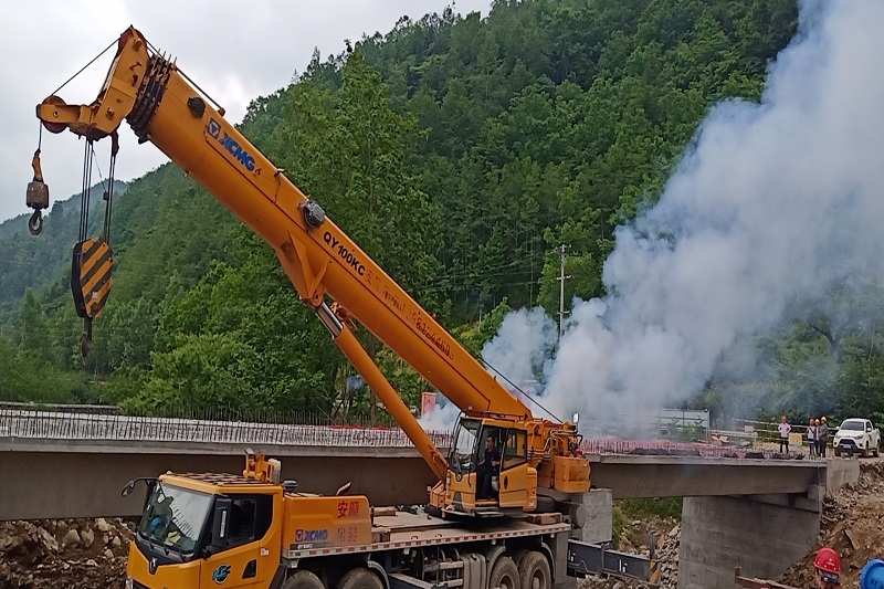 青川县房石项目首片预制箱梁架设顺利完成