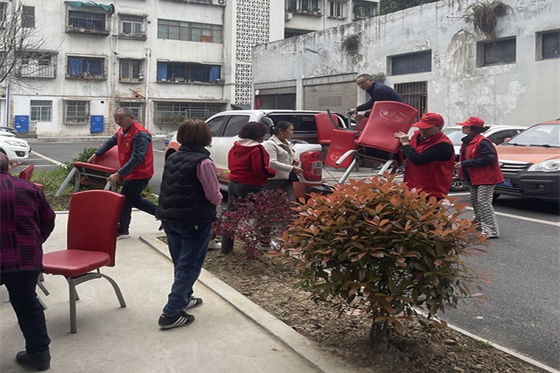 我为群众办实事||党建引领送温暖，爱心座椅进社区
